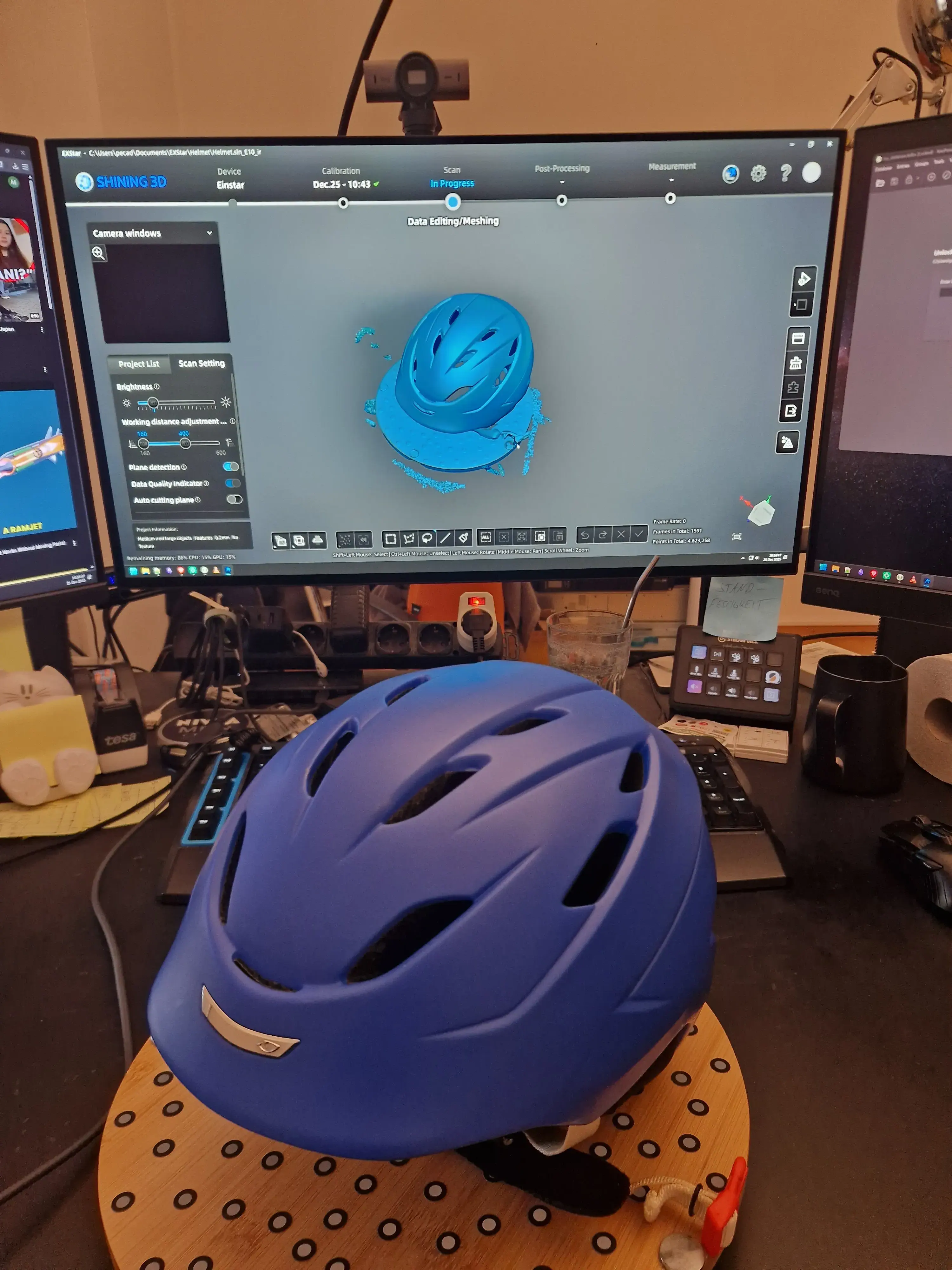 Der Helm auf dem Drehteller vor dem 3D-Scan am Bildschirm