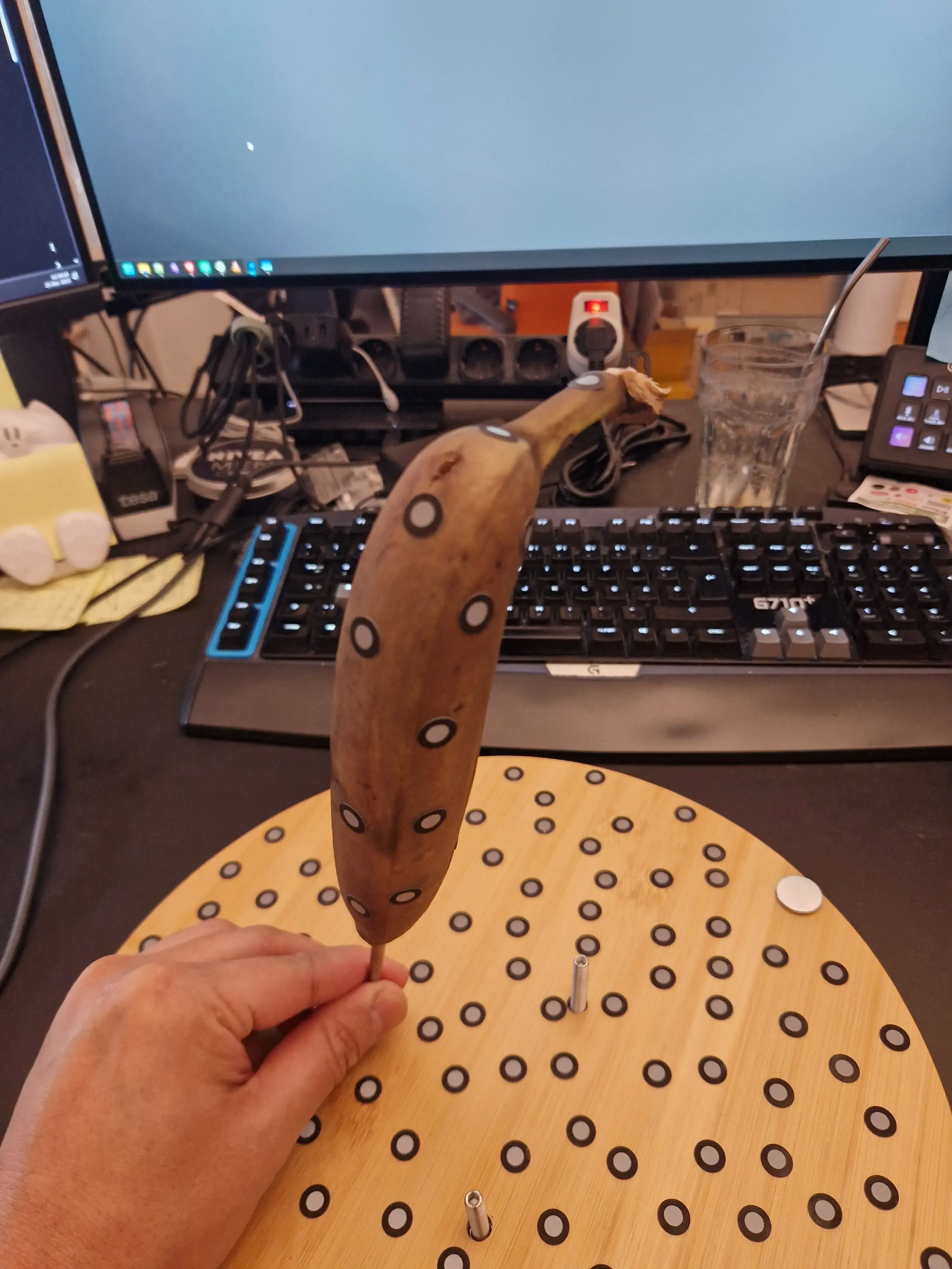 Die Banane auf einem Essstäbchen, beklebt mit Scan-Markern