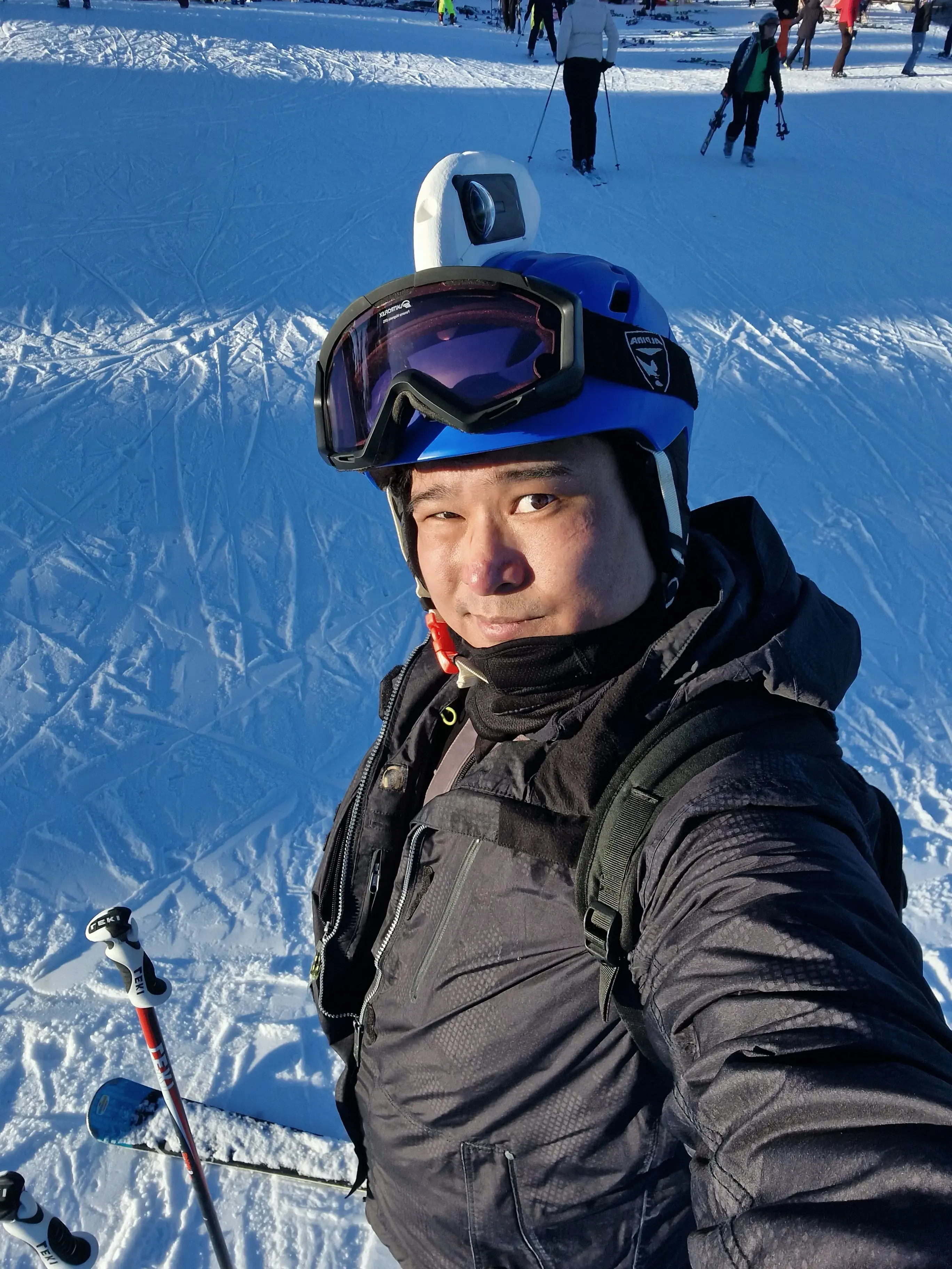 Selfie auf der Piste mit Kamera auf dem Helm